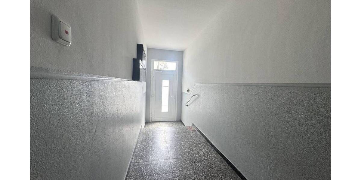 Entwicklungspotenzial Mehrfamilienhaus mit 9 Wohneinheiten, 9 Garagen inkl. Stellplätze und eine Halle + Büro! zimmer