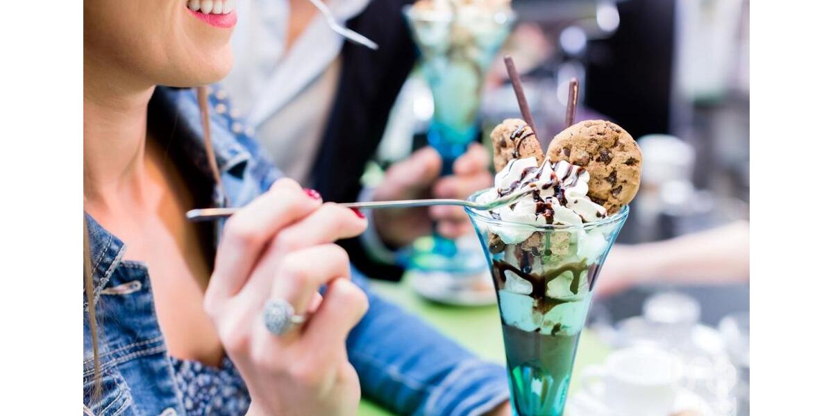 Gut eingeführtes Eiscafé zur Übernahme zimmer