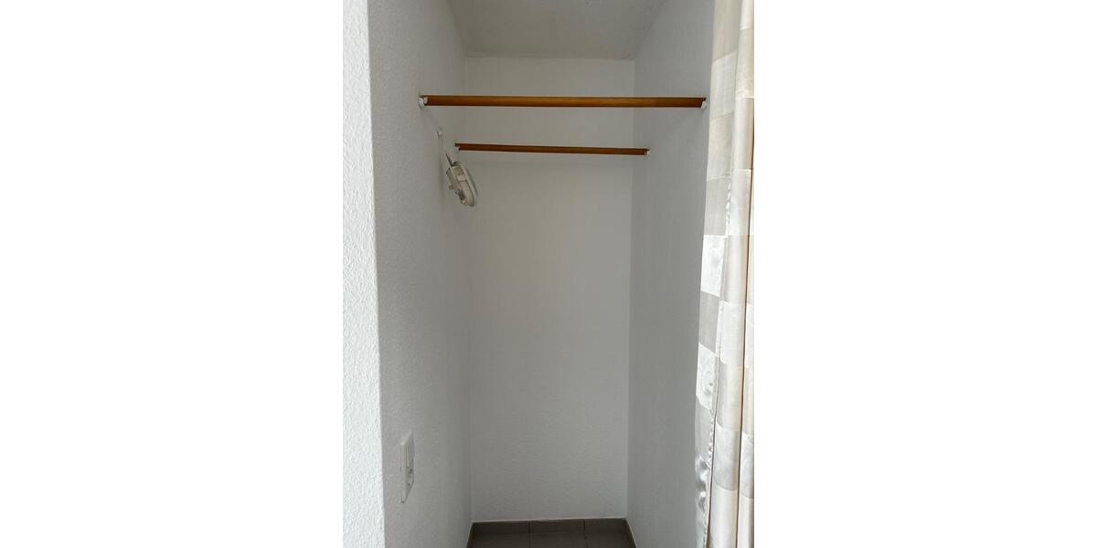 unmöblierte Zweizimmerwohnung mit Balkon und Einbauküche zimmer