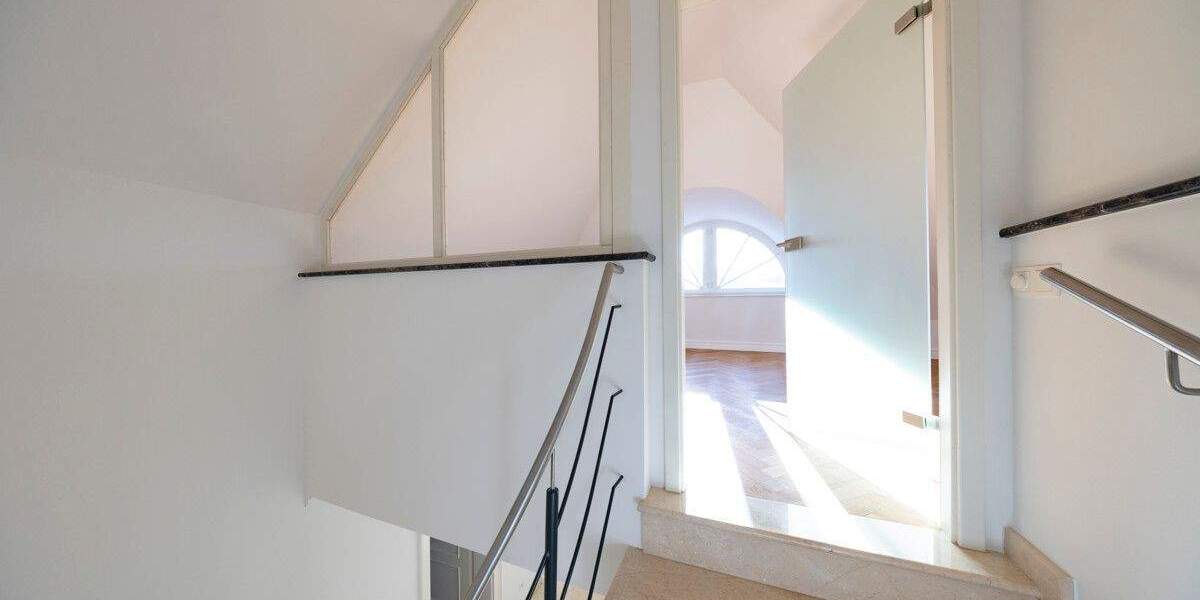 Exklusives Wohnen in Top-Lage von Alt-Meererbusch - Noble Villenhälfte mit hochwertiger Ausstattung 7 zimmer