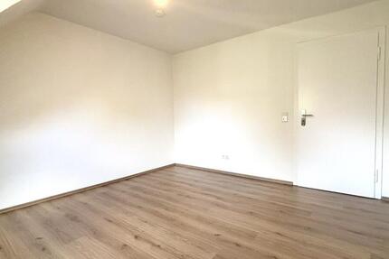 Frisch renovierte 2-Zimmer-Dachgeschosswohnung in Bochum-Wattenscheid mit Gemeinschaftsgarten zimmer