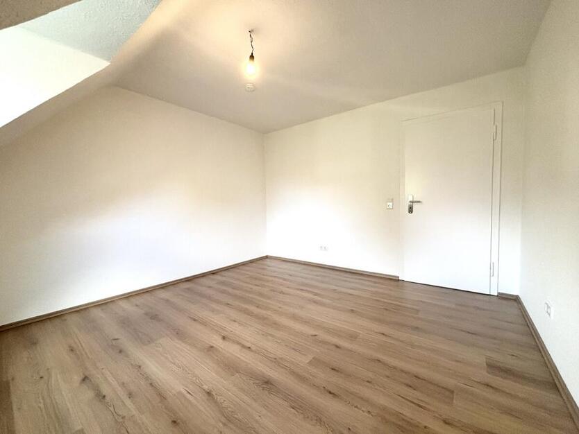 Frisch renovierte 2-Zimmer-Dachgeschosswohnung in Bochum-Wattenscheid mit Gemeinschaftsgarten zimmer