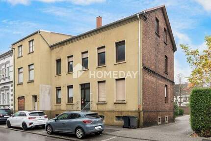 Sanierungsbedürftige MFHs mit Anbau und Baugrundstück und 15 Garagen 1 zimmer