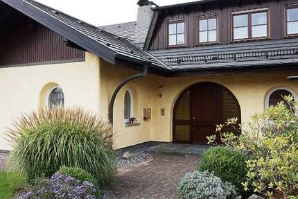 Repräsentative und stimmungsvolle 4,5 Zi.-EG-Wohnung mit großem Balkon in 3 FH, Stockach-Oberstadt!