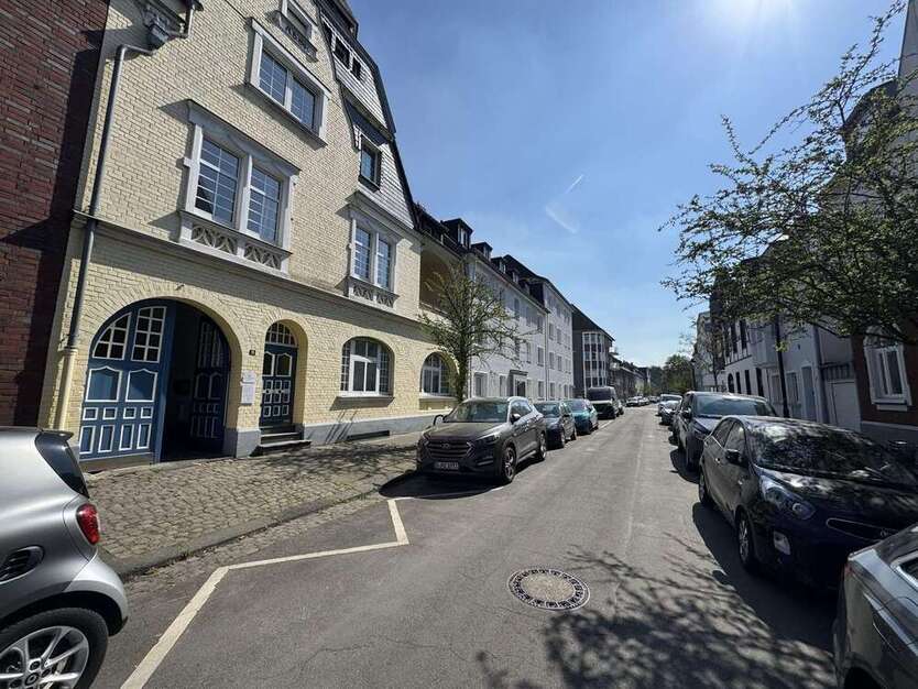 Halle in Düsseldorf 449.900 € 200 m²