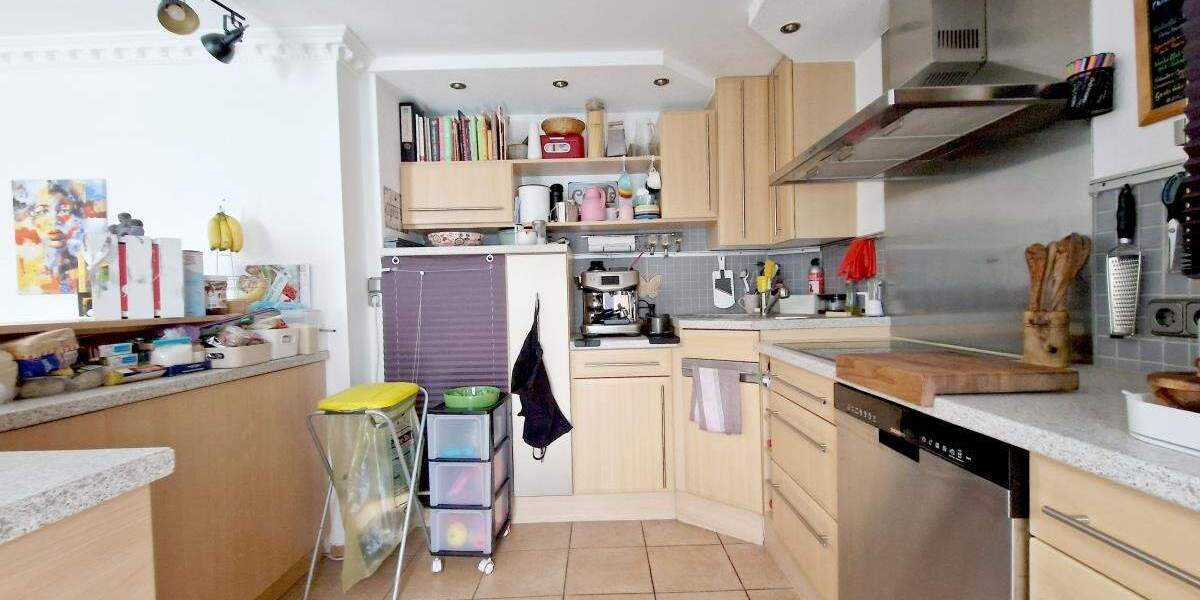 Moderne Wohnung mit Dachterrasse und einer Garage in einem Vierfamilienhaus. 3 zimmer