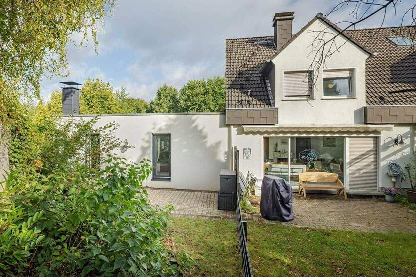 Zwei Häuser in einem mit zwei separaten Eingängen - Einfamilienhaus plus erweiterte Einliegerwohnung 9 zimmer