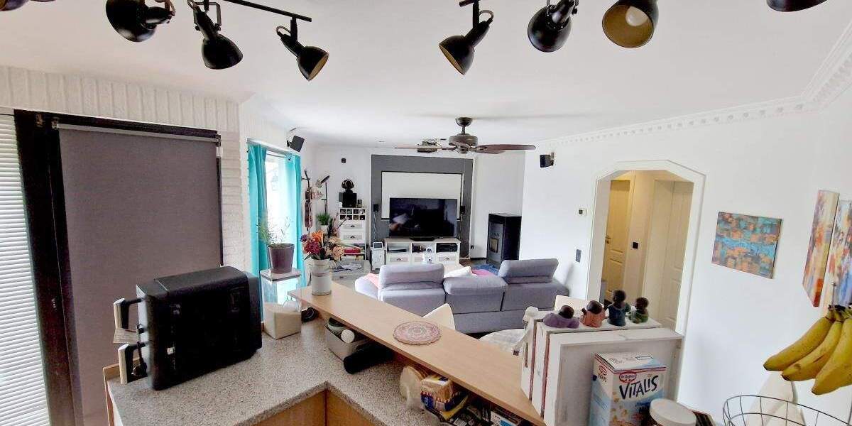 Moderne Wohnung mit Dachterrasse und einer Garage in einem Vierfamilienhaus. 3 zimmer