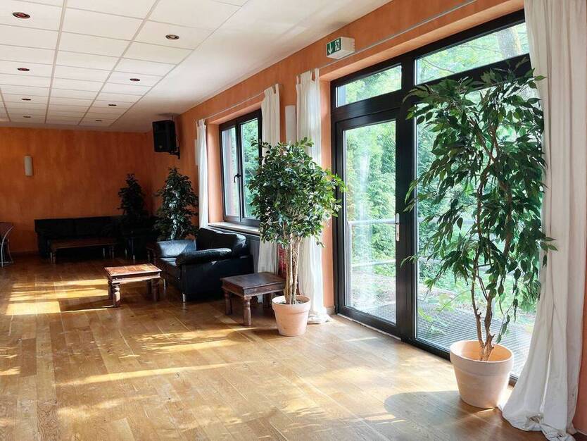 Sanierte Eventhalle ideal für Tanzschulen, Veranstaltungen, Produktion u.v.m.! inkl. Parkplätzen!