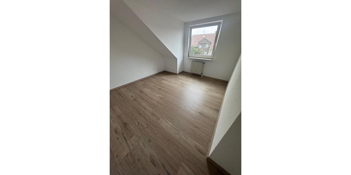 Dachgeschoßwohnung Duisburg Walsum - 3.5 Zimmer, 72 m&sup2;, 400&euro; | Angebot:24955912