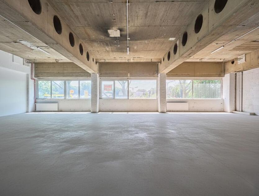 Befahrbare Industriehalle in Oberhausen mit Wasseranschluss und Starkstrom zimmer