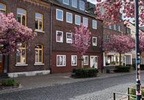 Geschmackvoll sanierte 2,5- Zimmer-Wohnung im Dachgeschoss in zentraler Lage